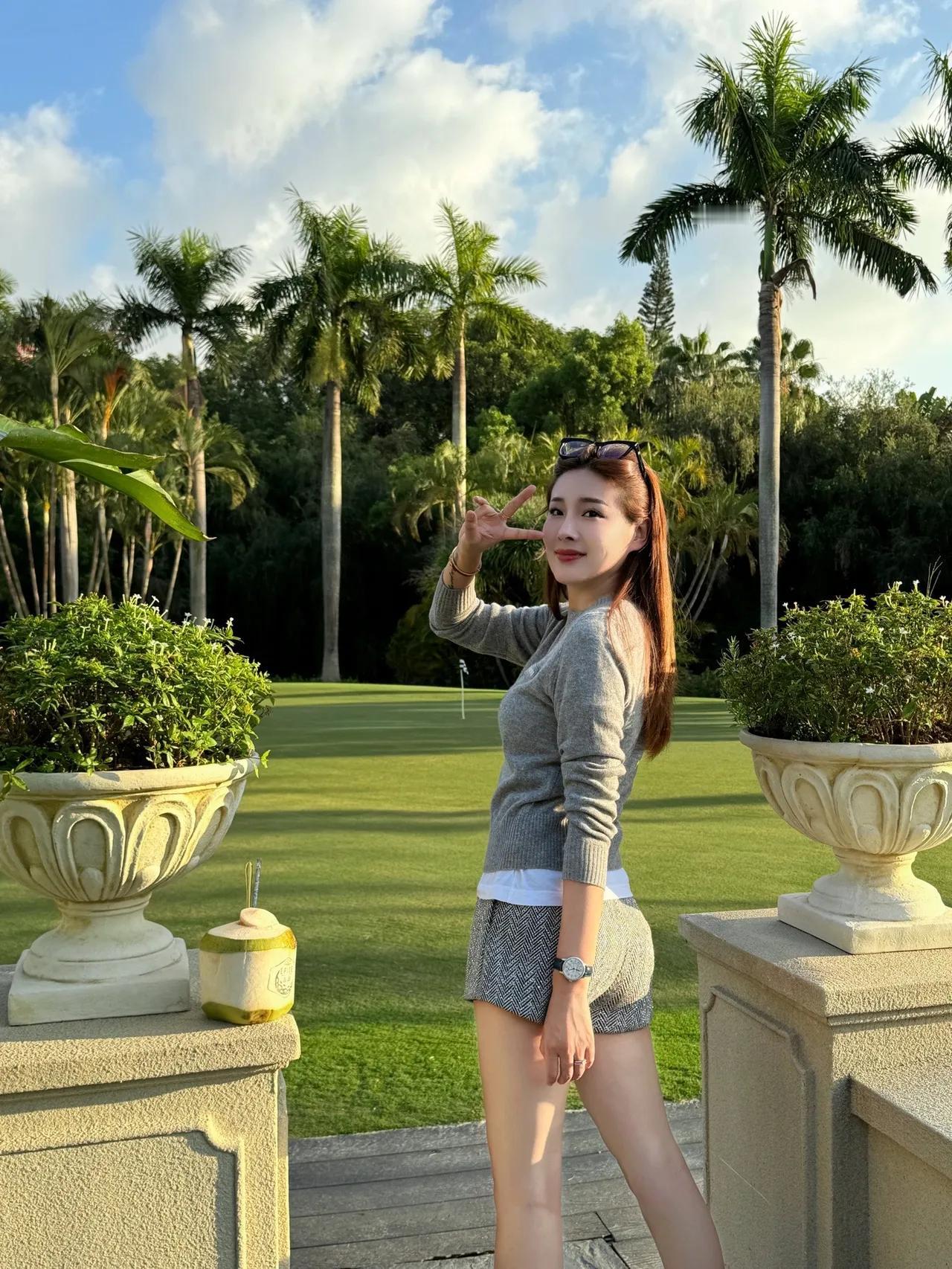 阳光明媚的午后，与朋友在高尔夫球场享受悠闲时光🌞🏌️‍♀️