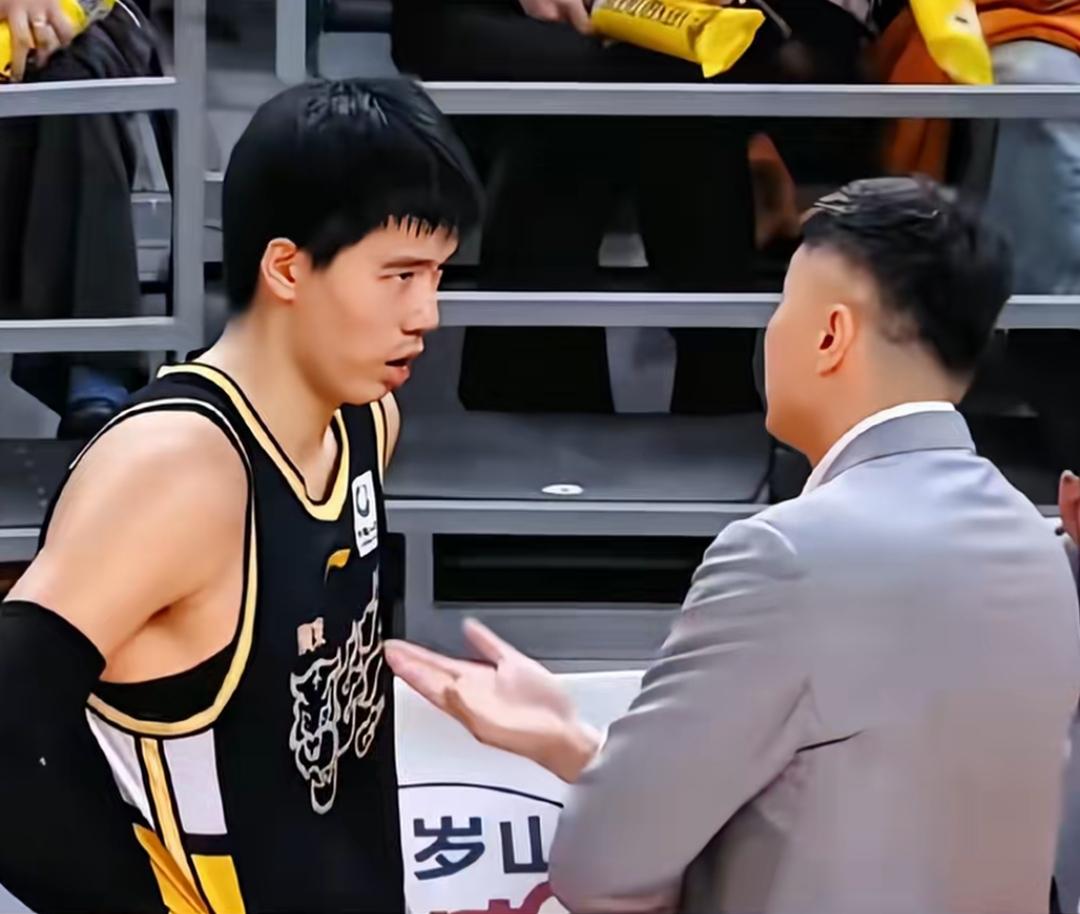 杜锋“骂人式”执教，正在毁掉广东的内线未来！张明池被喷到黯然离队，焦泊乔被骂