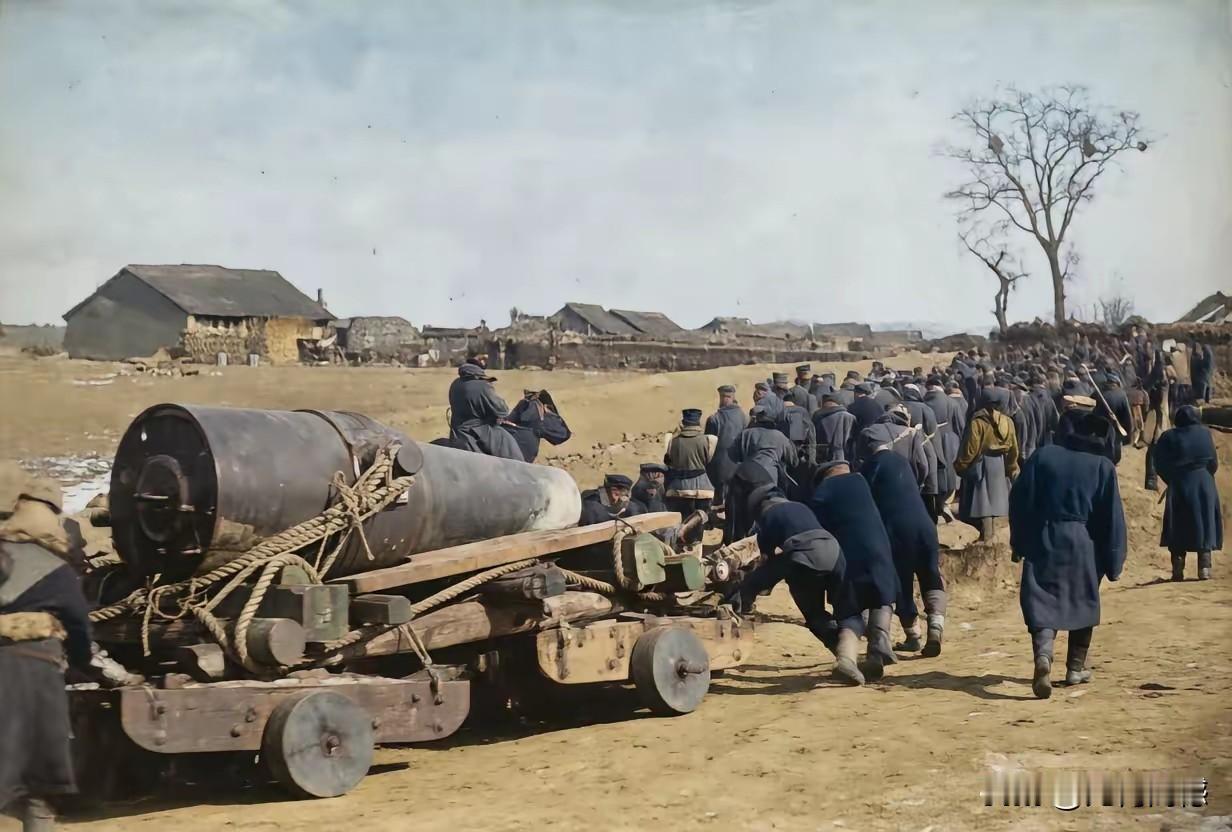 这门大炮可够笨重的了，拉大炮的车，也是相当的原始，相当的笨重，车的轱辘也不是轮胎