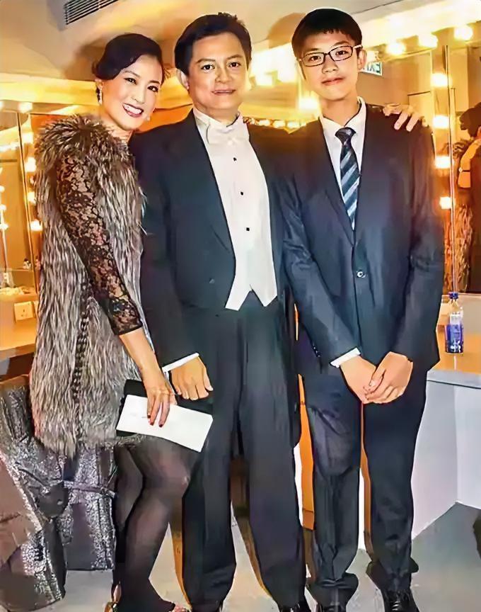 著名歌唱家莫华伦63岁时再婚，娶小他30岁的娇妻王冰冰，曾经也是他的学生，在亲朋