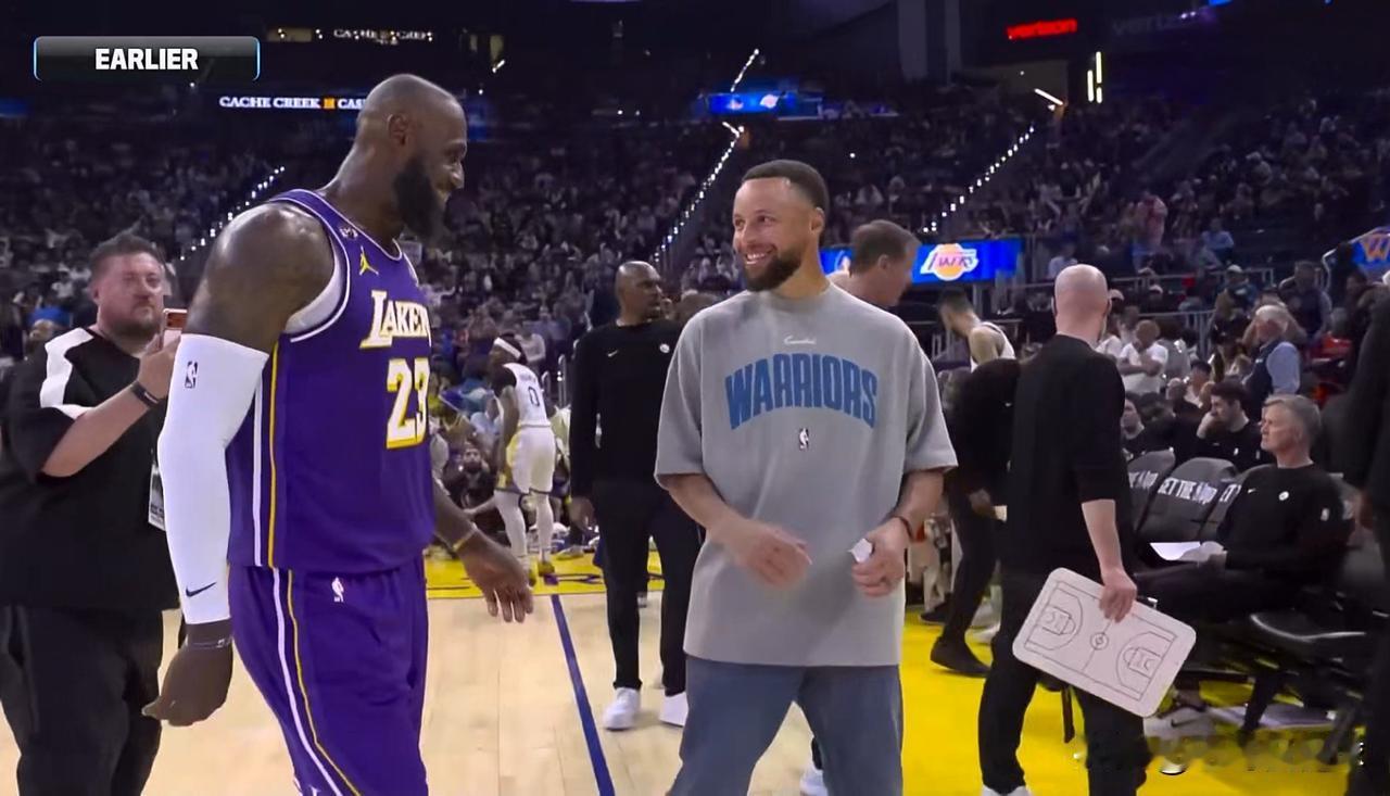 NBA巨星詹姆斯开始疯狂的讨好库里了！最近詹姆斯在参加的一个节目中，聊到了勇士巨