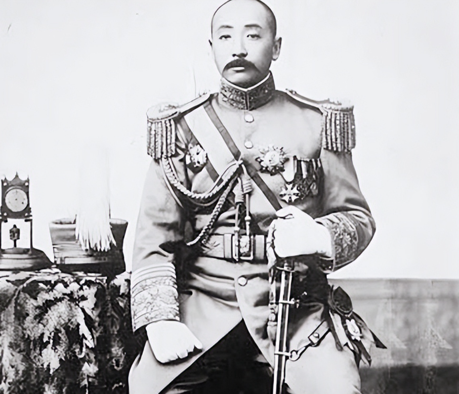 1928年6月，丈夫张作霖被日军炸死，五姨太不但不难过，反而精致打扮后去陪日本人