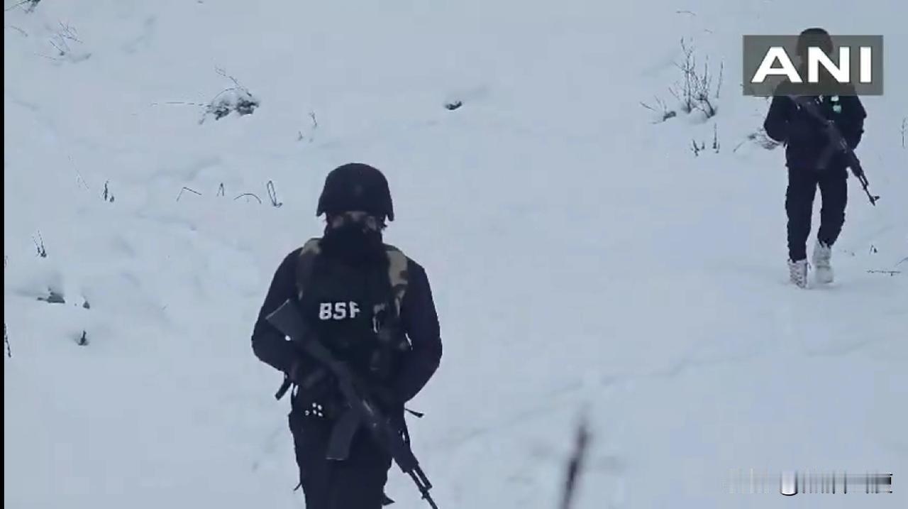 印度边防部队（BSF）推出最新款雪地作战服。根据介绍，由于这支部队往往要在世