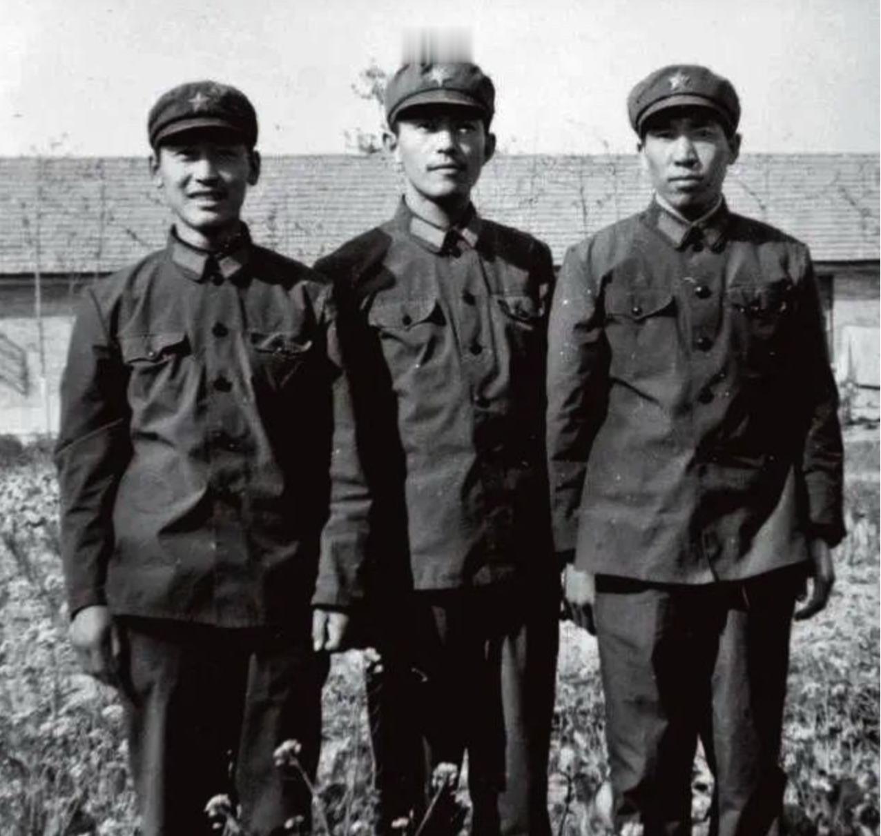 1981年，23岁的阎连科揣着117块退伍费，在济南火车站等车回老家种地。提干没