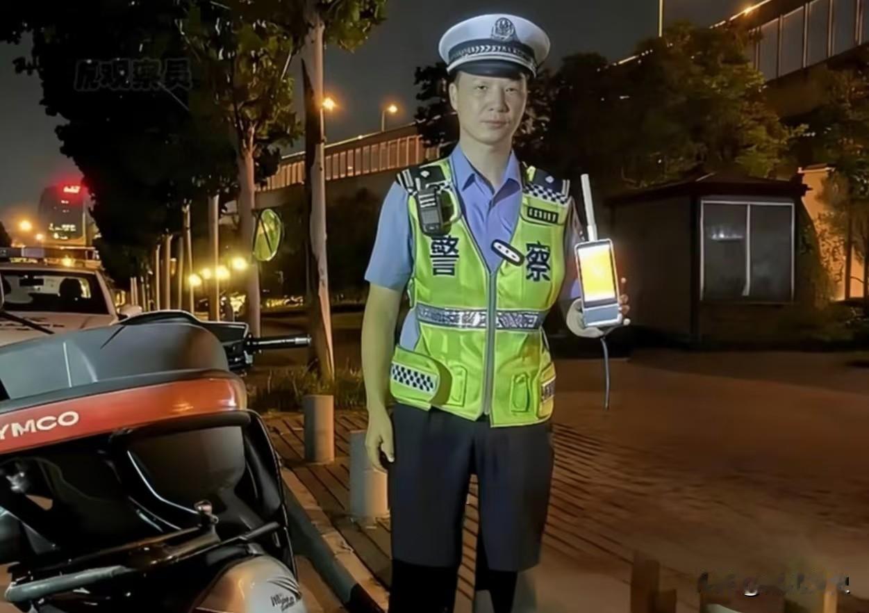 6月3日，武汉光谷职业学院路段，一名醉驾司机酒后丧失理智，无视交警执勤示意，非但