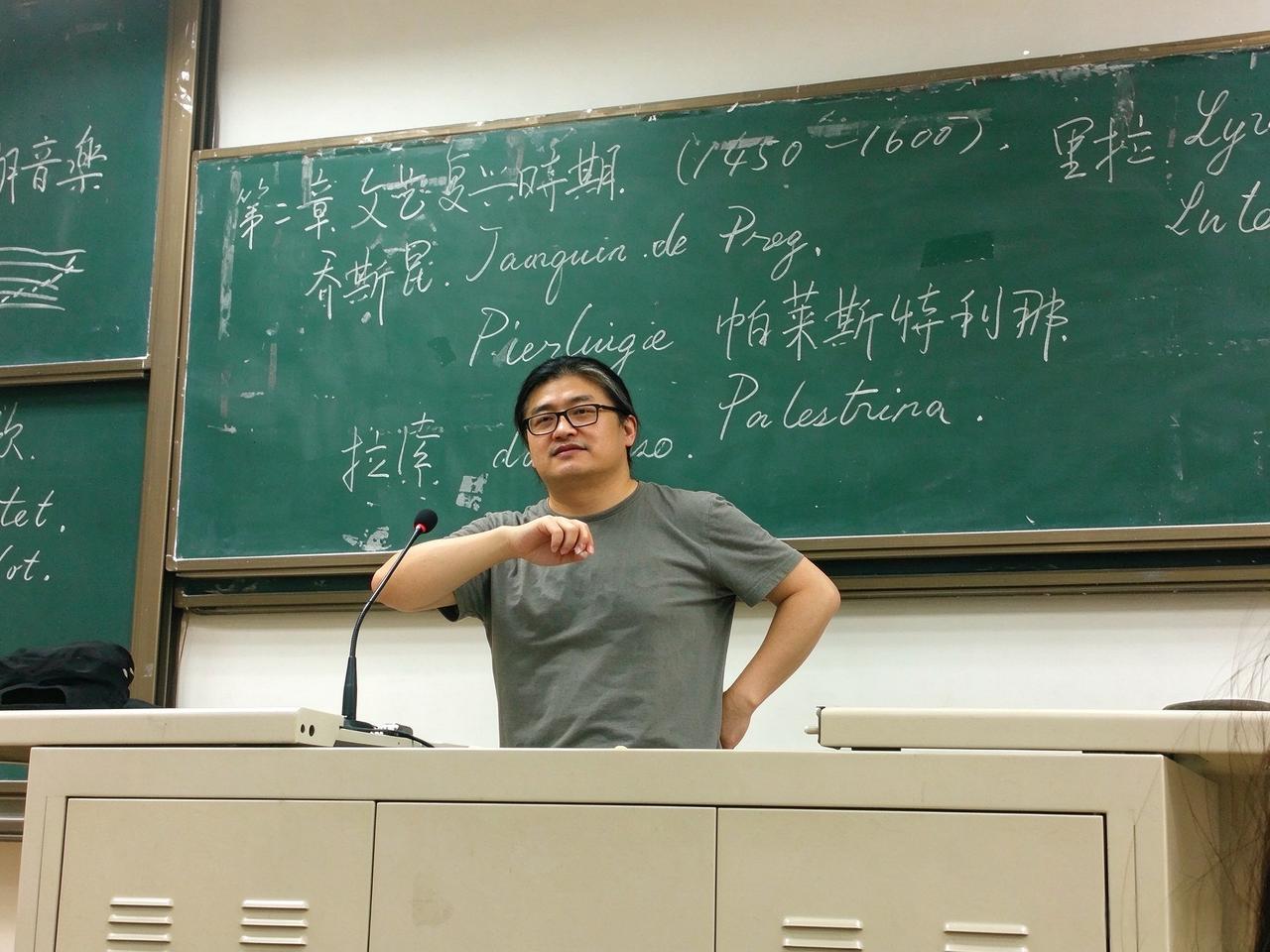对外经贸大学的校园里，一届届学生记住刘欢，不是舞台上的歌王，而是站上讲台的教师。