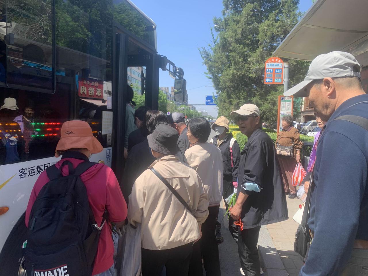 应该取消老人免费坐车了。很多公交司机开不出工资本人昨天去政务大厅办公事，车上人