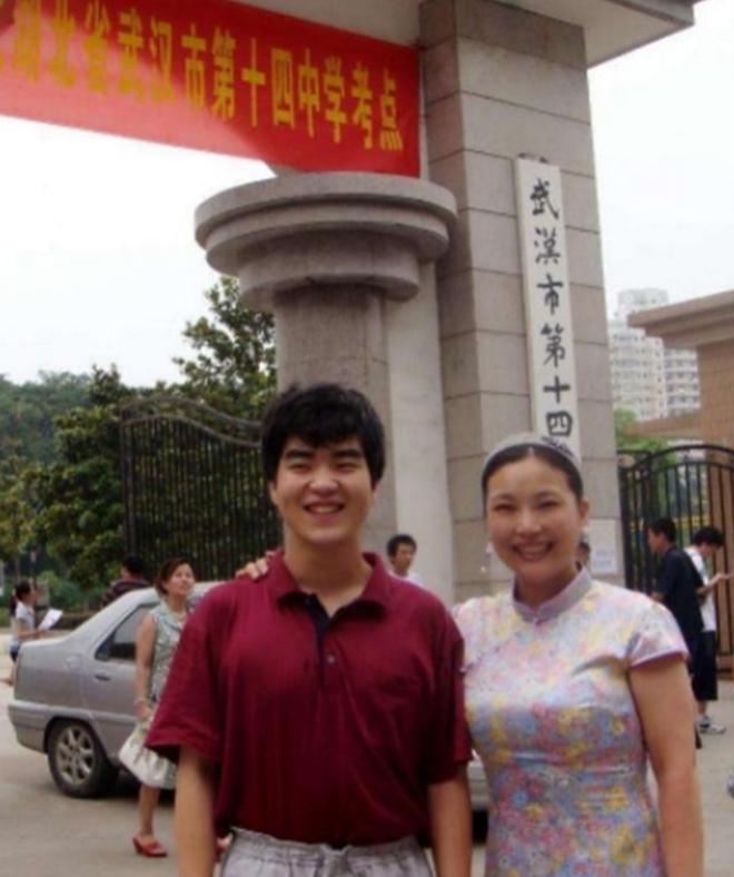 1988年，武汉女教师在医院生下一个小男孩。谁知，丈夫突然在她耳边说："老婆，把
