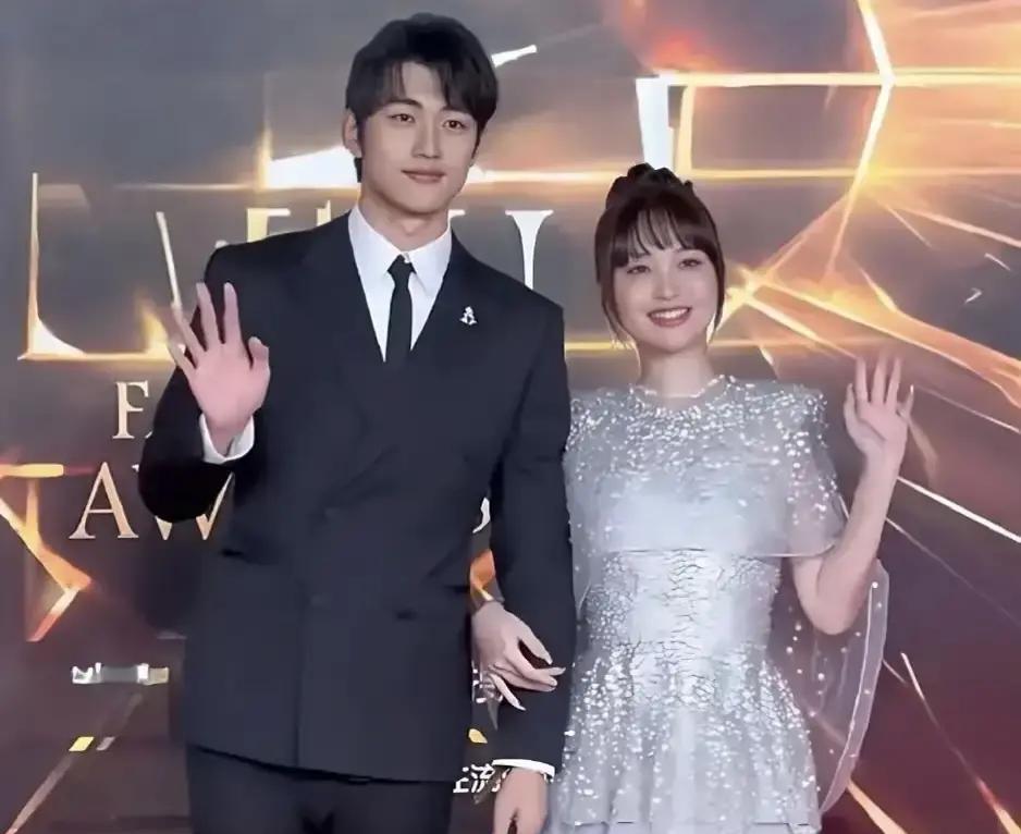 别急着骂她“老牛吃嫩草”。数据撕开真相：82%的“姐弟恋”幸福度，正在垄断婚恋