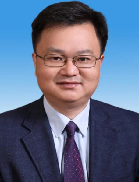两任武大校长，差距咋这么大？窦校长卸任时学生自发献花，是真心实意的道别。