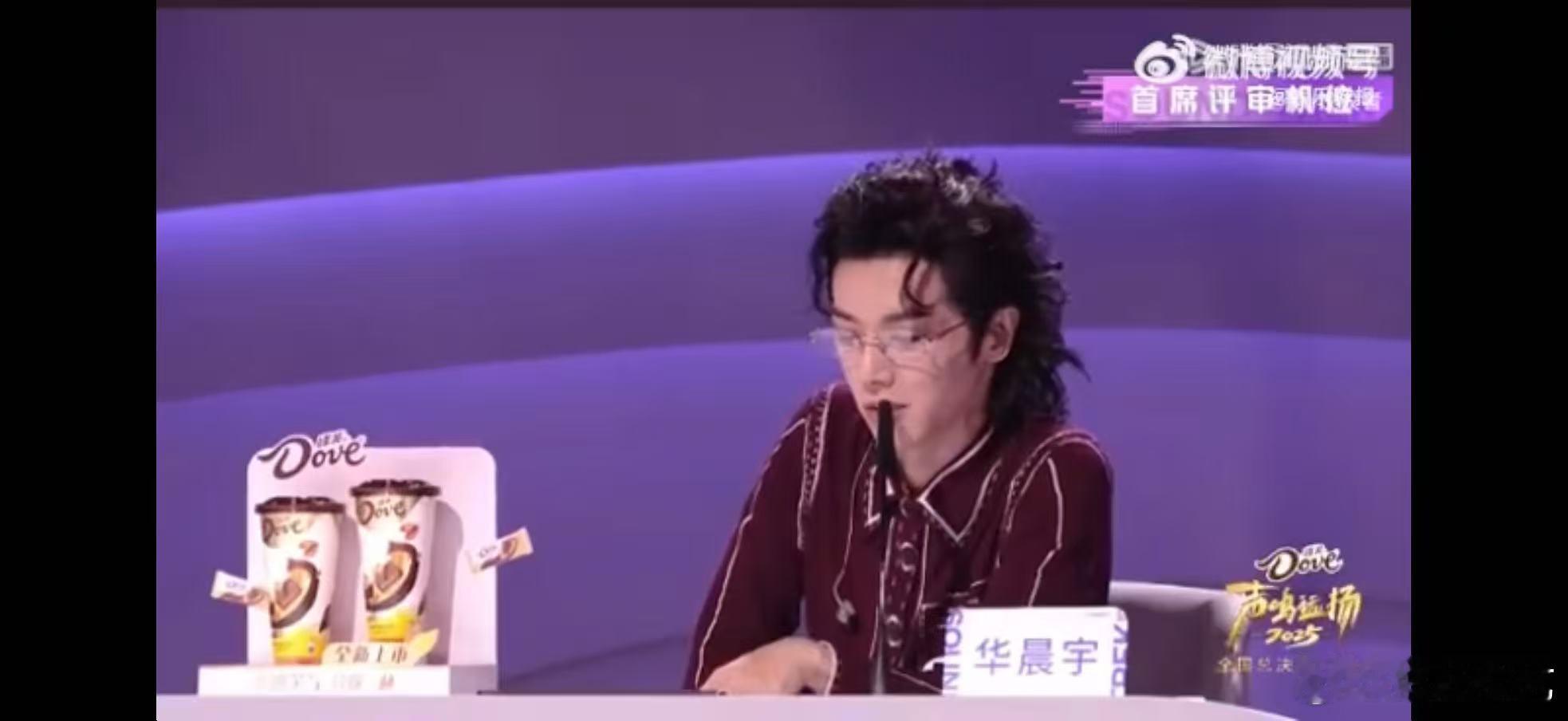 华晨宇华晨宇背头卷毛声鸣远扬笑到捶桌！华晨宇背头卷毛造型杀疯了！又帅又萌，这反差