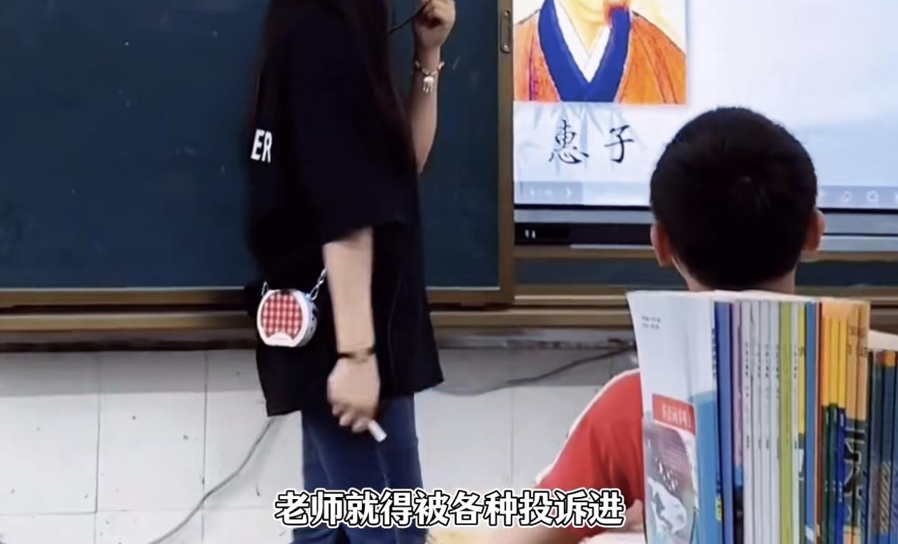 宝妈，逼疯班主任、搞破防校长，连复旦教授都没能幸免。凭一己之力，让全网见识到：