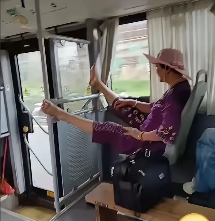 我的天啊！这是公交车上吗？不知道的还以为是在家里坐大炕呢！这姿势也太不雅观了，