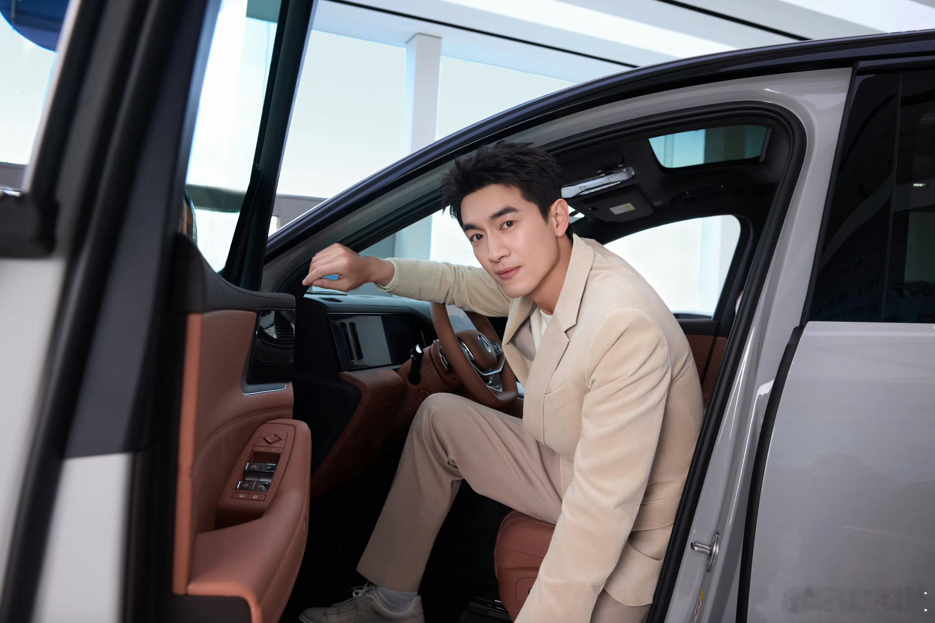 车圈新闻速报：优质大男孩，九亿少女的梦想——林更新代言腾势N8L了，帅哥配帅车?