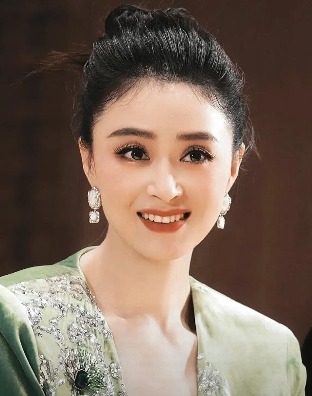 韩红老师曾经评价蒋欣：出道36年，参演过9部热播剧，至今从未获得过任何奖项。这说