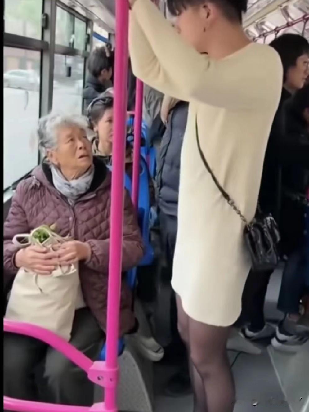 公交车上的奇葩穿搭，视觉冲击力简直拉满。视频中，小伙子的造型直接让大妈表情管