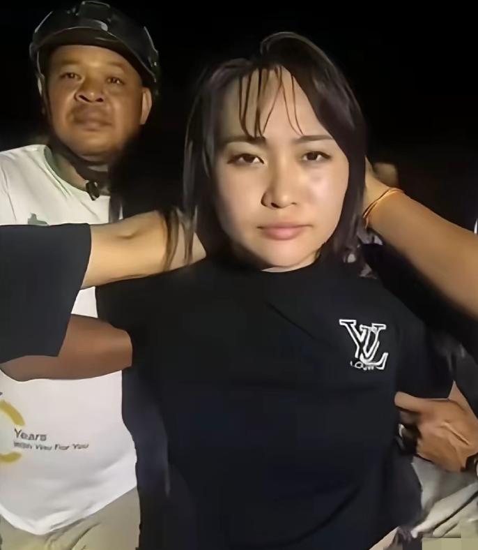 柬埔寨法院劫囚的女子被抓了！ 11月18号上午，柬埔寨柴桢省的初级法院里，本