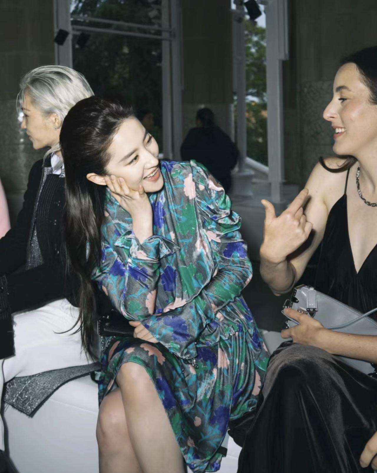 刘亦菲的生图，就是颜值界的乔丹在打季后赛。死亡角度和强光直射？对她来说等于空