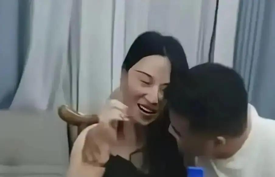 长沙同学会上，张涛和李薇一见面就抱了十五秒，被同学拍下传抖音。俩人98届同班，