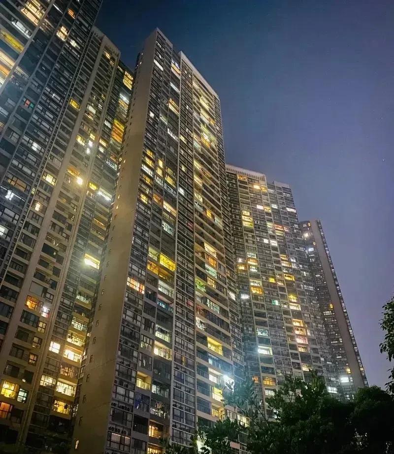 今天跟一个房地产内部的朋友聊天儿，我说现在房价这么低，你们过的挺惨的，是吧？结