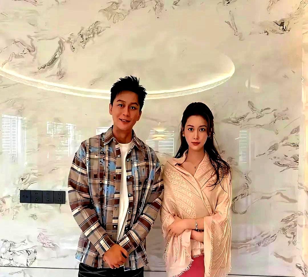 李晨快五十了还天天在横店和跑男现场两头跑。他大半夜在剧组赶着工，天一亮就