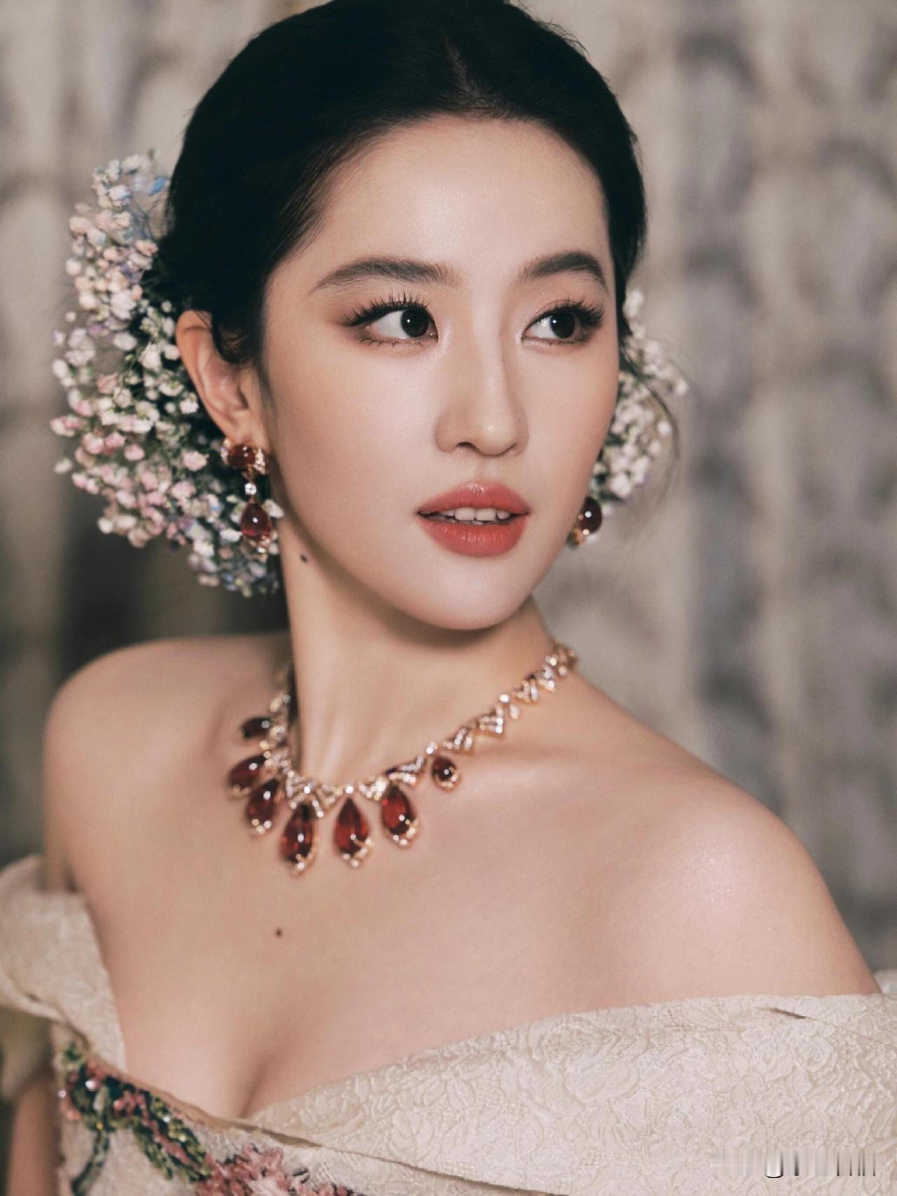 杨幂这几天估计要失眠了。她怎么也想不明白，自己明明是VOGUE