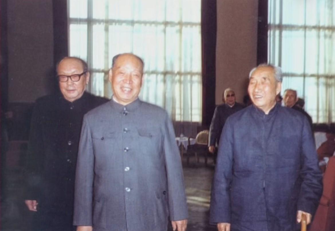 1982年，彭真、徐向前、乌兰夫等开国元勋步入会场的瞬间。彼时，他们已至暮年，却