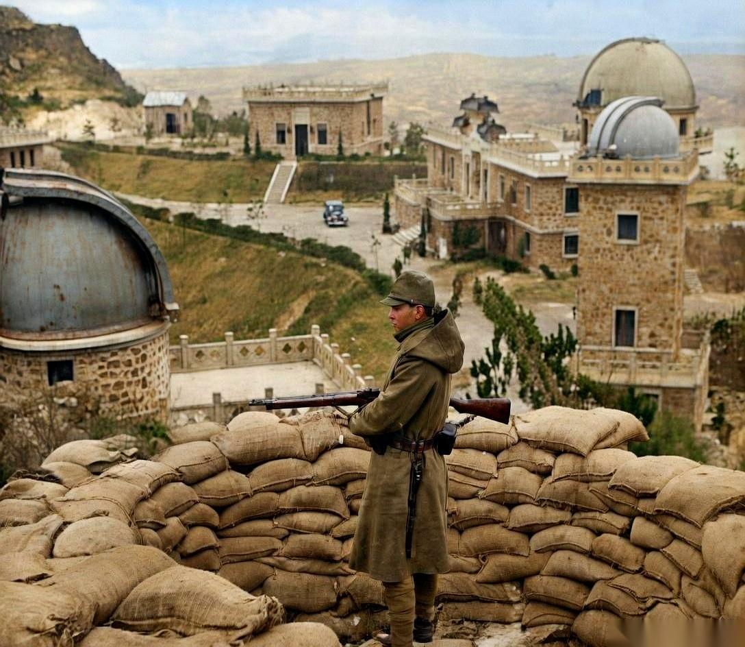 一张1938年的老照片，地点，南京紫金山。一个日本兵，裹着厚重冬衣，端着枪，像