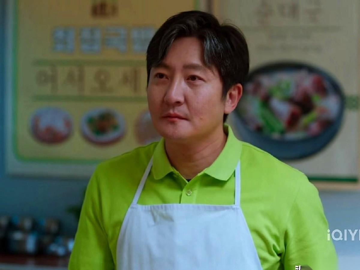 饭桌上，老爷子“啪”一下甩出两大捆钱，那动静，跟电影里似的。就一句话：拿去干吧