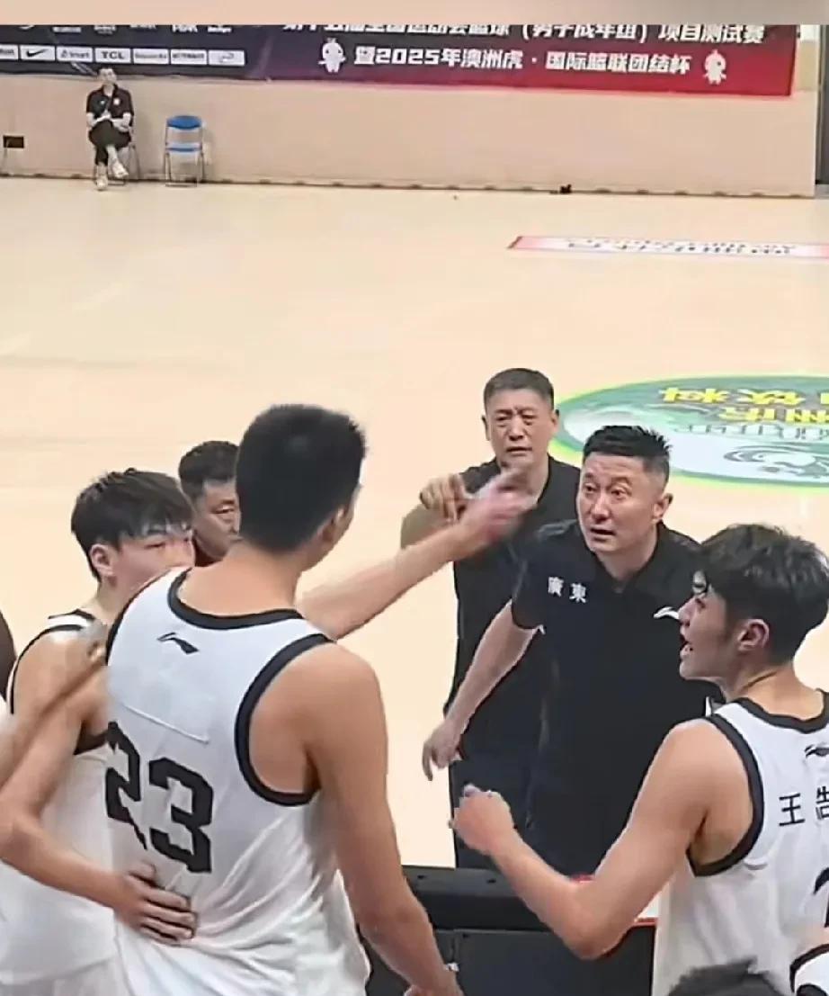 杜峰帅位被挑战，徐昕新赛季有苦头吃了！在刚刚结束的团结杯，广东男篮对阵巴西的比