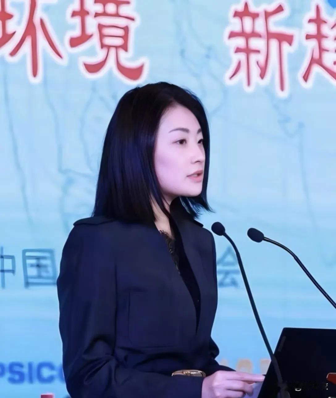 宗馥莉的脸型，我以为她从小就是这样，但是我刷到了她12岁还未出国时的照片，发现她