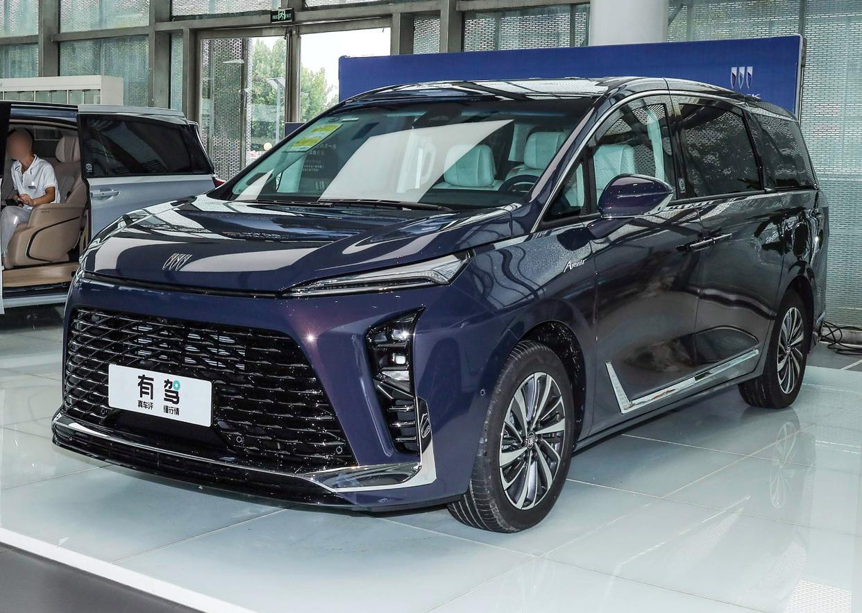 别克GL8陆尊PHEV上市，售价33.99万起，纯电续航202km！新车共推3款