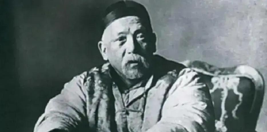 据袁世凯贴身侍卫陶树德回忆：袁世凯每天5点起床后，先喝鸡汤、牛肉汤开胃；7点左右吃一大碗小母鸡炖的鸡