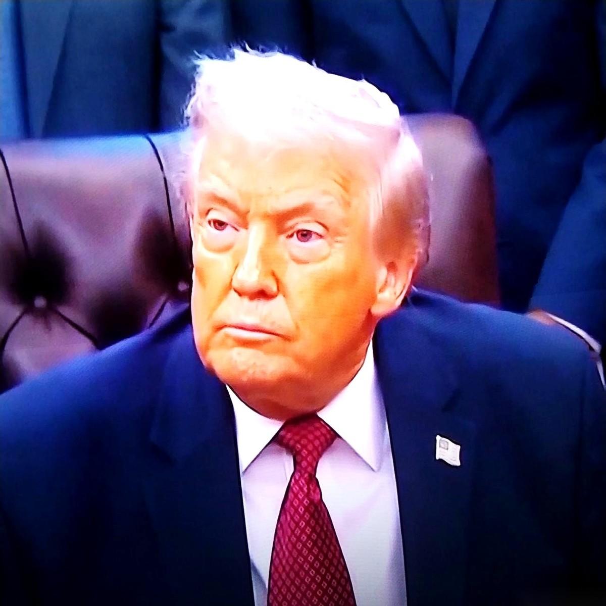 我跟你说，刚才看新闻，就那么几秒钟的镜头，我突然感觉什么MAGA、什么政治口号，