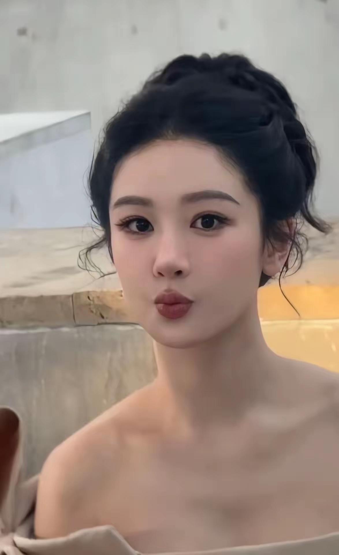 哦哟，杨紫现在可漂亮喔，简直就是从画里走出来的美人儿，精致的像个瓷美人！皮肤光光