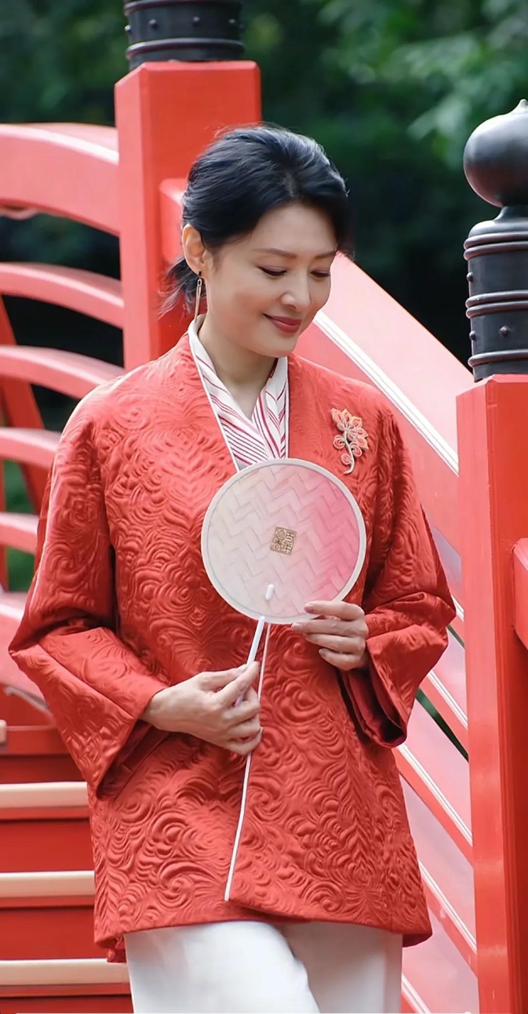 前央视一姐周涛，如今58岁依然惊艳，气质优雅知性，名主持的光环依然耀眼。