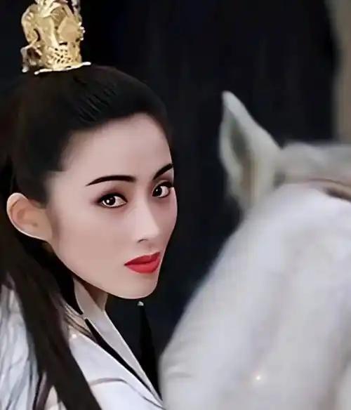 1993年，王晶在街头被人袭击，连他自己都知道是被谁打的，可就是不敢说。突然有
