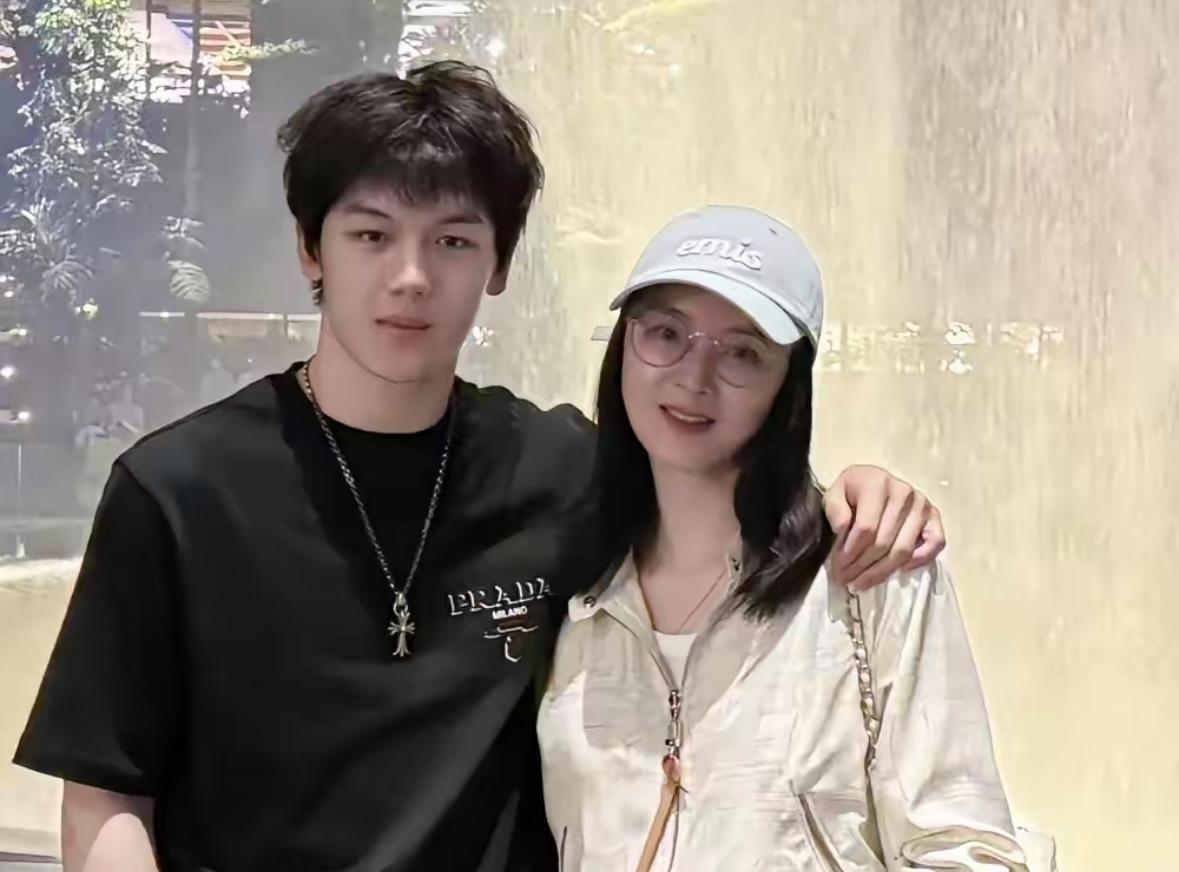 我能接受王艳变胖了​也能接受王艳不演戏​但真的不能接受，她都51岁了，站在儿