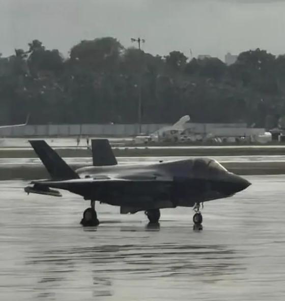 受困的英国F-35战斗机终于离开印度，飞回母舰。一名印度官员证实，这架1.15
