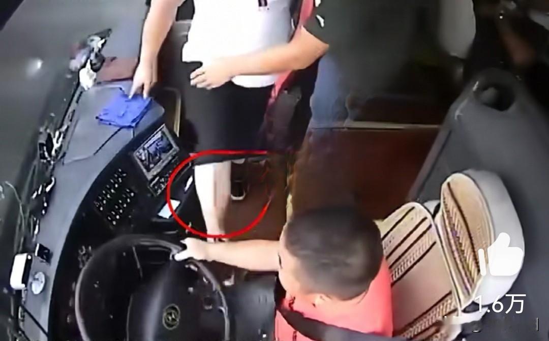 为了一时的嘴瘾，不考虑后果这下被关进去，应该长点记性了一辆行驶的大巴车监控显