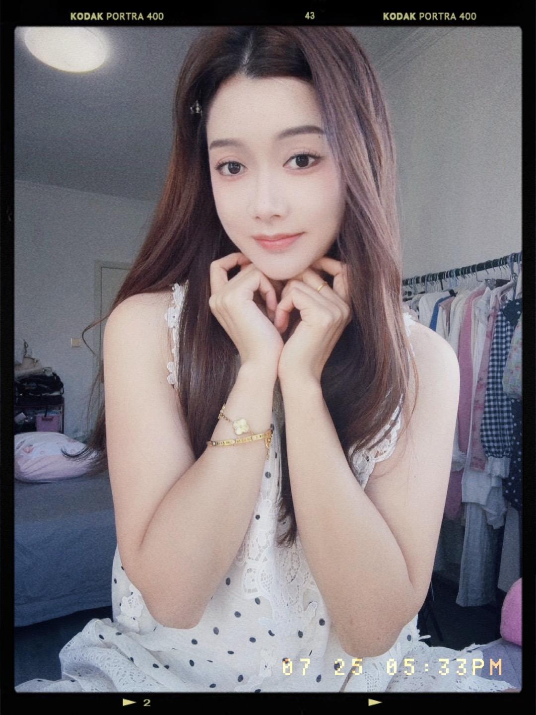 她们都很迷人 我不一样 我不理人