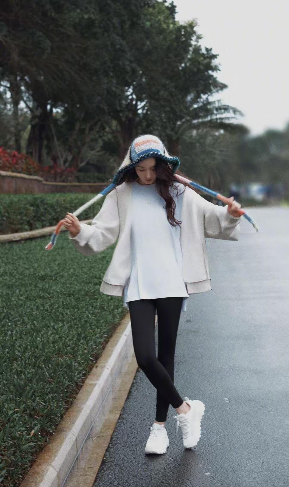 卫衣土？杨幂穿它冲上热搜第一。灰色连帽卫衣套白T，她机场照刷爆屏幕。这套搭