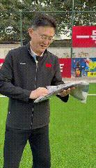 曼城还是很有心的，非常有人文关怀，年年都给孙继海送新球衣，把孙继海给乐坏了。球