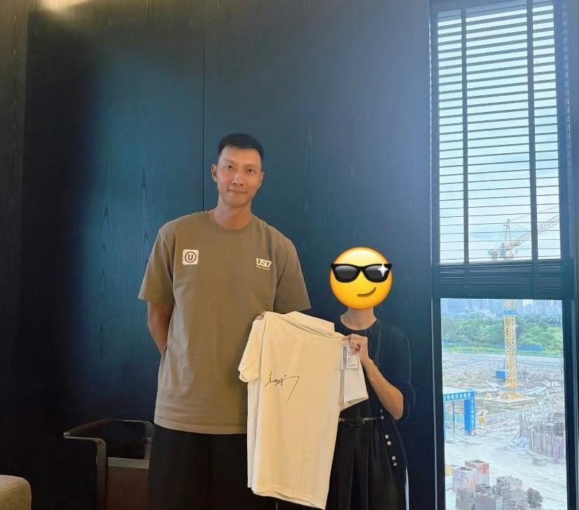易建联还是大心脏又开始出来试水活动了！本想借央5复篮球公园出的易建联，节目在播