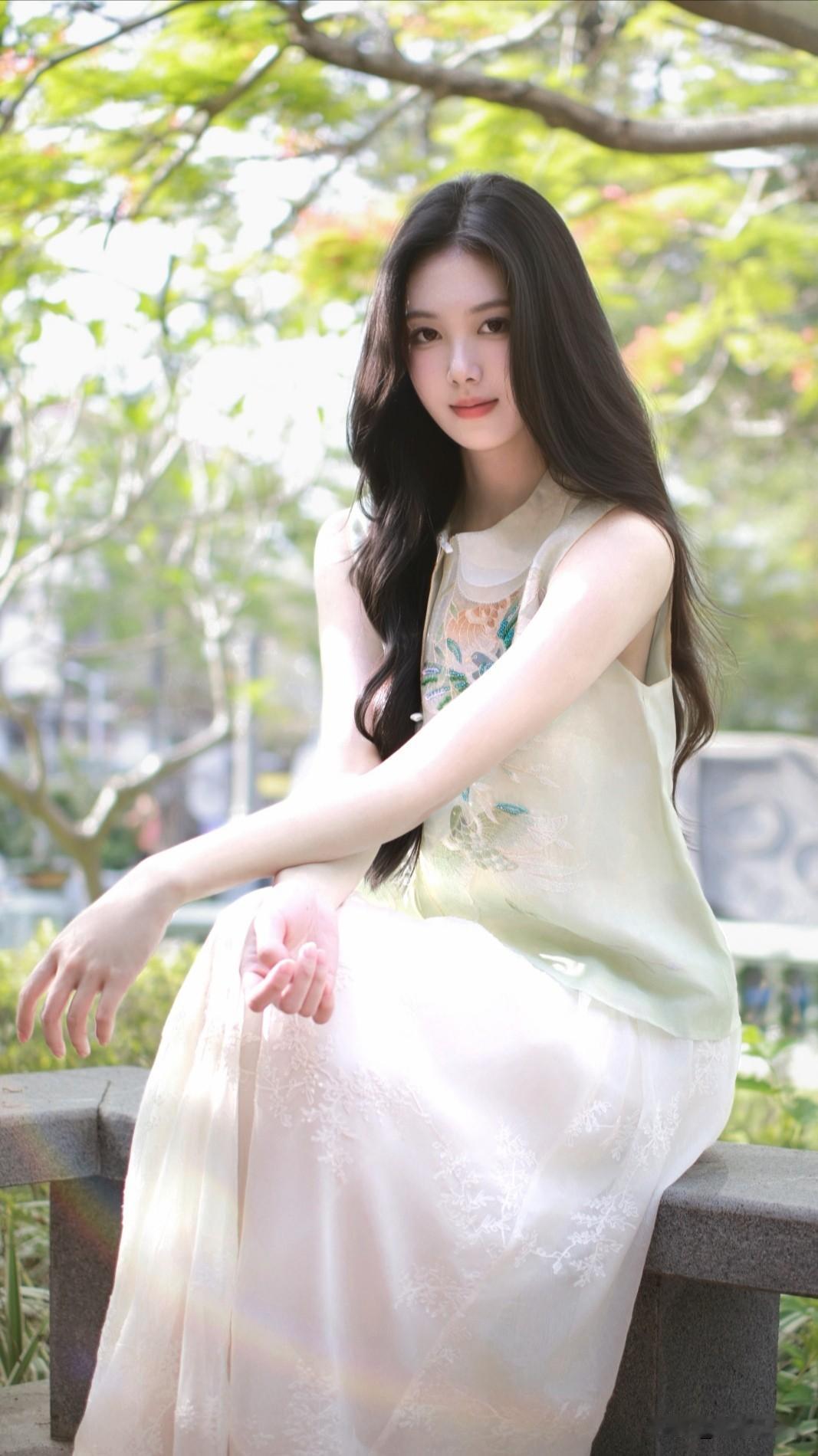 温柔时光，静谧午后，绿意盎然中，她如梦似幻。