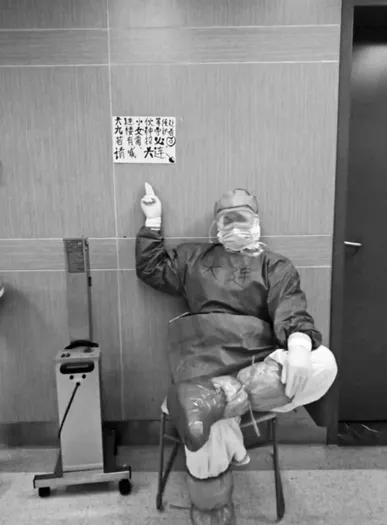2020年疫情期间，大连小伙蒋文强坐高铁去长沙，不小心误入武汉返程车厢，结果被