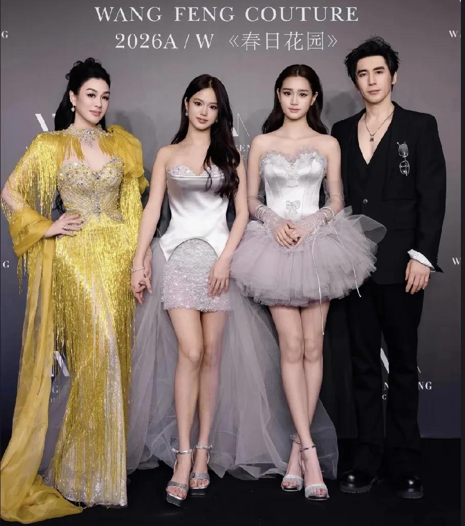 张伦硕钟丽缇，高颜值的一家。二女儿最好看，才16岁，就出落得亭亭玉立。三女儿