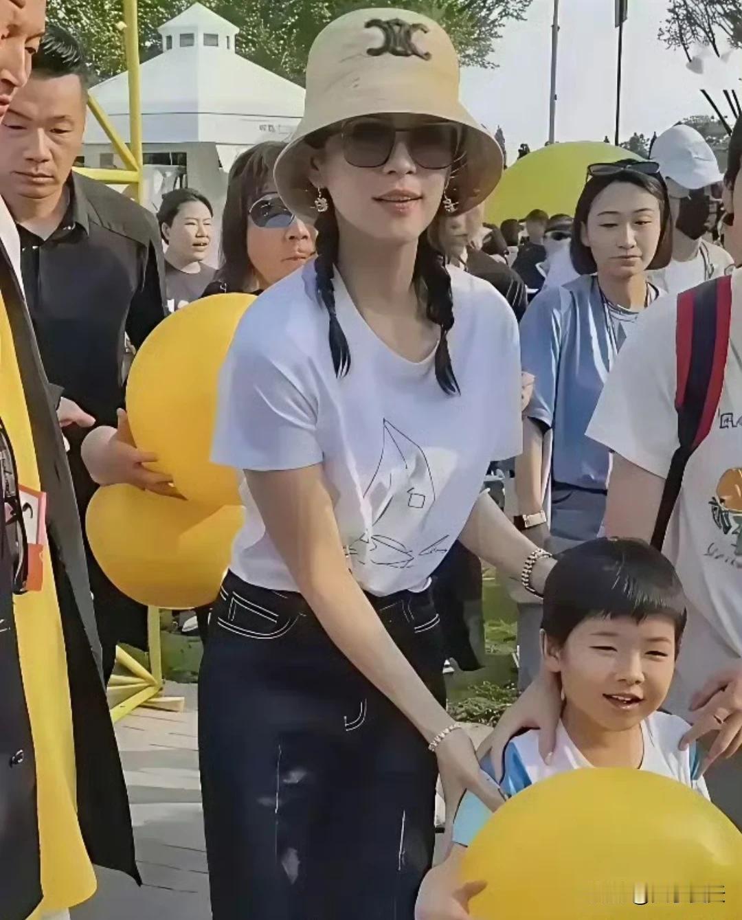 章子怡的儿子比女儿长的漂亮，女儿醒醒太像汪峰了。章子怡也是狠角色，去父留子。​