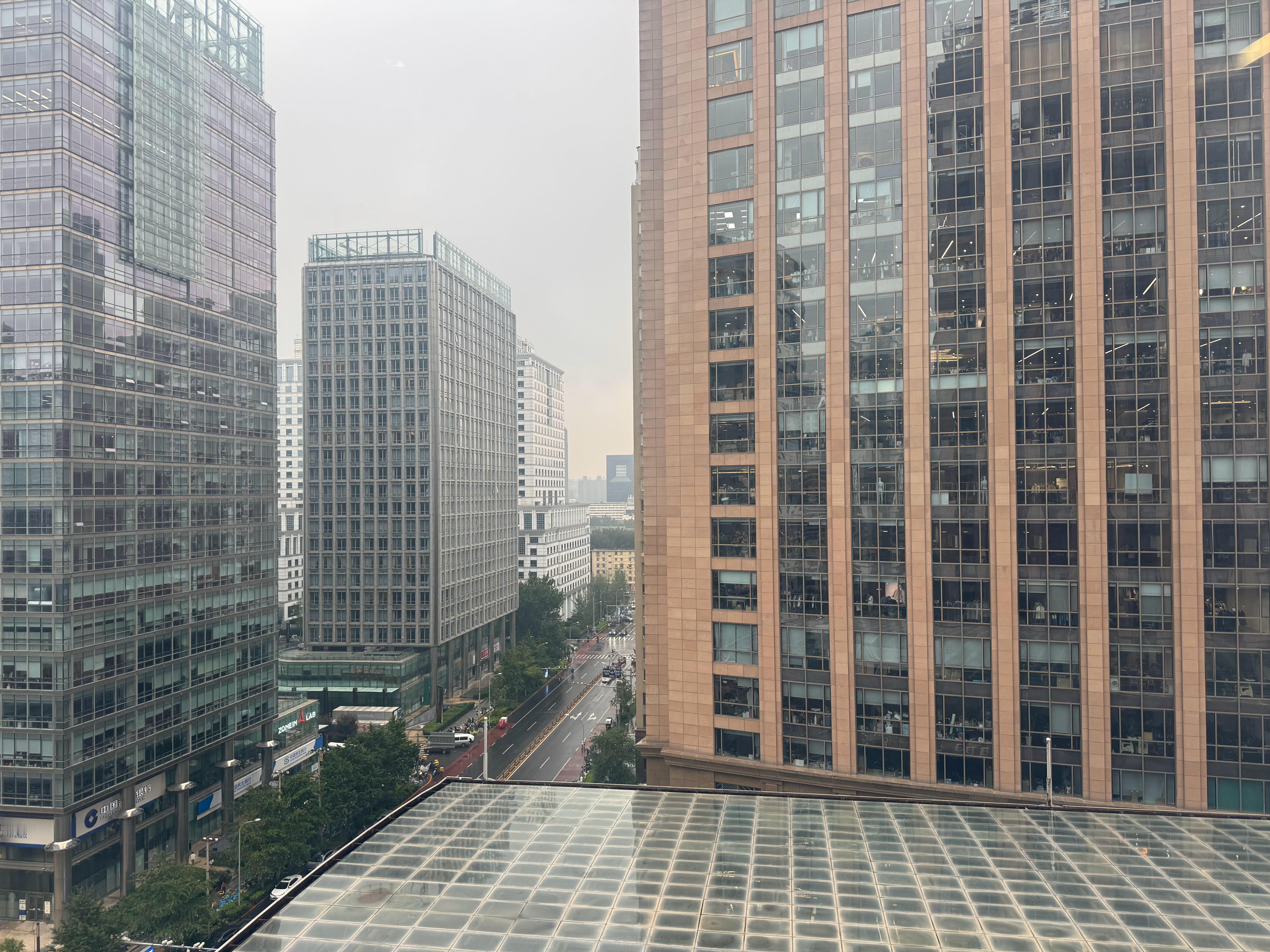 北京暴雨目前还没暴，但也是哗哗下起来了​​​