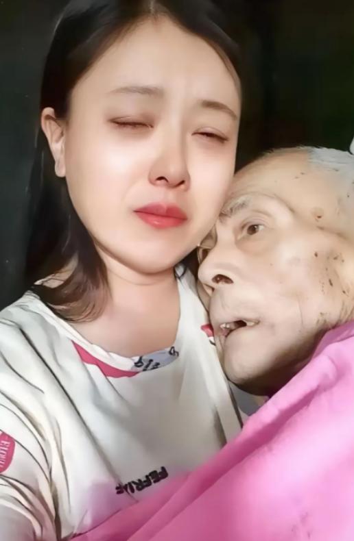 泪目！河南商丘，一老人在医院看病，自知可能要不行了，就跟女儿说想喝一碗面汤，女儿